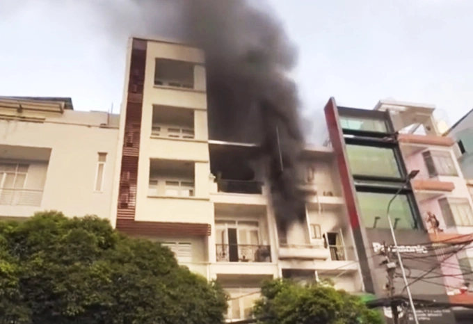 Đám cháy ở căn nhà 29, đường Xuân Hồng. Ảnh: Đình Văn