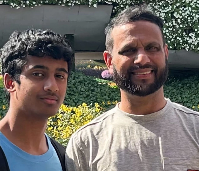 Abdullah Ahmed, 15 tuổi, bên cạnh bố, Raja Ahmed. Ảnh: WSJ