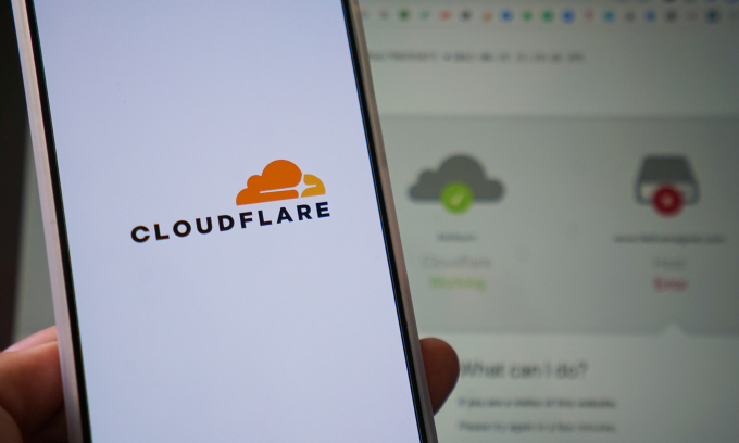Logo Cloudflare hiển thị trên smartphone. Ảnh: Bảo Lâm