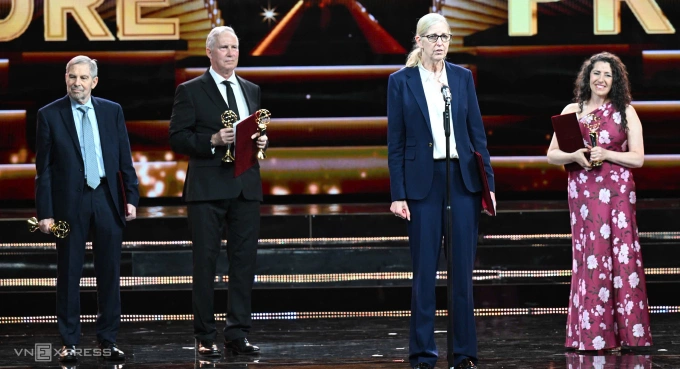 GS Maura Gillison cùng ba nhà khoa học trong lễ nhận giải tối 5/12 tại Hà Nội. Ảnh: Giang Huy