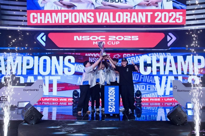 Team Galaxy Punch nhận cup vô địch từ ban tổ chức. Ảnh: NSOC 2025