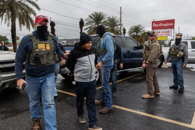Đặc vụ di trú bắt một người nhập cư tại New Orleans, ngày 4/12. Ảnh: AFP