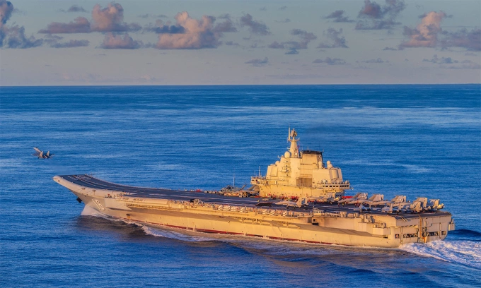 Tiêm kích J-15 cất cánh từ tàu sân bay Liêu Ninh tại khu vực tây Thái Bình Dương hồi đầu tháng 6. Ảnh: PLA
