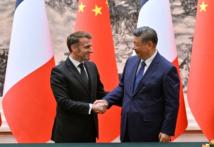 Tổng thống Pháp Emmanuel Macron (trái) và Chủ tịch Trung Quốc Tập Cận Bình tại Bắc Kinh ngày 4/12. Ảnh: AP