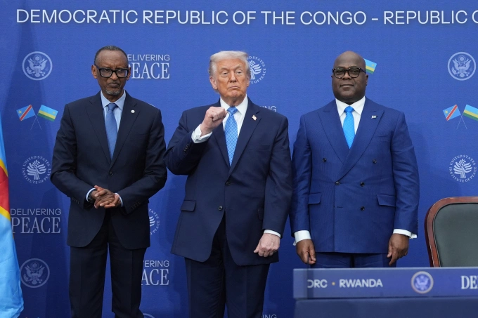 Tổng thống Mỹ Donald Trump (giữa) cùng Tổng thống Cộng hòa Dân chủ Congo Felix-Antoine Tshisekedi và Tổng thống Rwanda Paul Kagame tại Viện Hòa Bình Mỹ ngày 4/12. Ảnh: AP