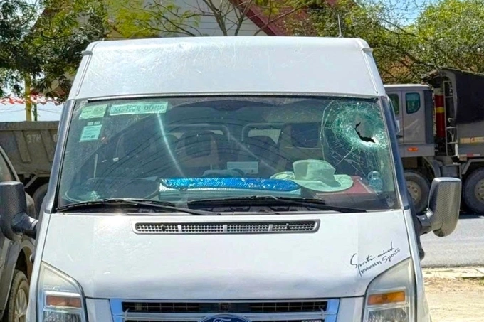 Chiếc xe gặp nạn và lỗ thủng do đá rơi trên kính trước. Ảnh: Tư Huynh