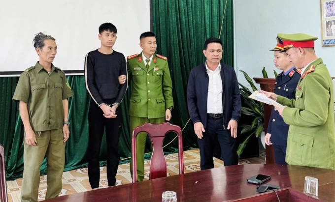 Công an đọc lệnh bắt Nguyễn Thanh Sơn. Ảnh: Công an xã Hòa Trạch