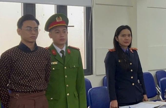 Tổng tài Nguyễn Văn Thiên (ngoài cùng bên trái) lúc bị bắt. Ảnh: Công an cung cấp