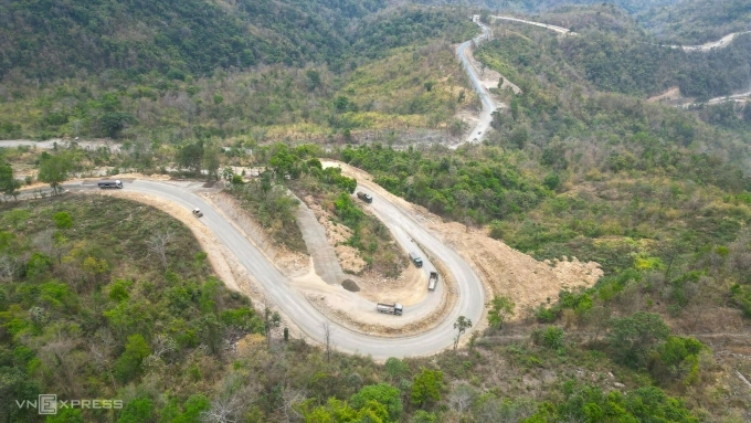 Xe đang thi công đèo Đại Ninh thuộc dự án nâng cấp cái tạo quốc lộ 28B, hồi tháng 3. Ảnh: Việt Quốc