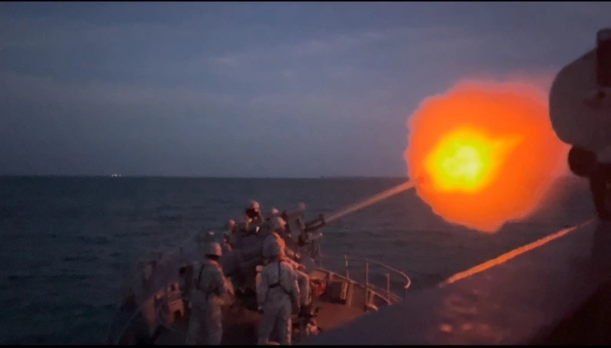 Chiến hạm Thái Lan HTMS Thepa nã đạn vào cứ điểm Campuchia gần tỉnh Trat ngày 9/12. Ảnh: ThaiPBS