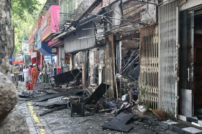 Phần kết cấu tường vữa, mái nhà, bảng hiệu các cửa hàng bị thiêu rụi. Ảnh: Việt An