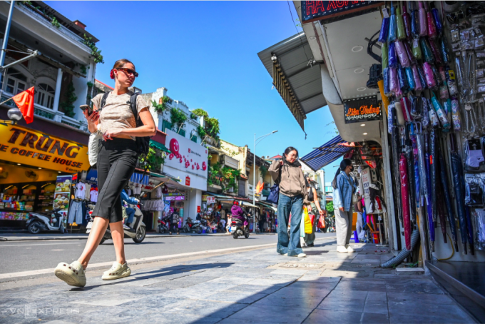 Phố Hàng Ngang, phường Hoàn Kiếm được sắp xếp gọn gàng thông thoáng, trả lại vỉa hè cho người đi bộ. Ảnh: Giang Huy