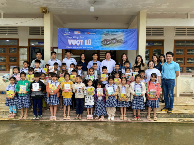 Các em học sinh tại trường TH số 2 Nhơn Bình vui mừng khi nhận quà từ Đoàn tài trợ. Ảnh: Kim Anh