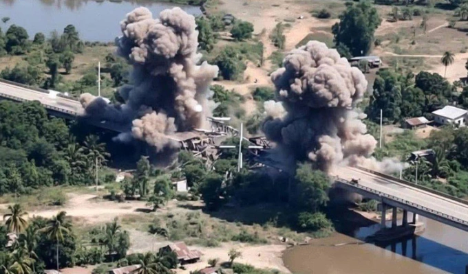 Cầu Chai Chum Nea ở tỉnh Pursat, Campuchia, hứng đòn không kích của Thái Lan, ngày 13/12. Ảnh: Khmer Times