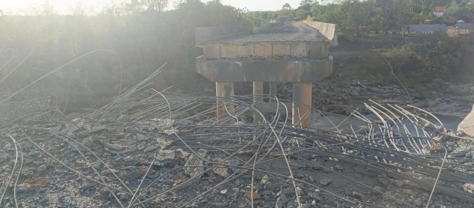 Một nhịp cầu sập hoàn toàn sau đòn không kích của Thái Lan. Ảnh: Khmer Times