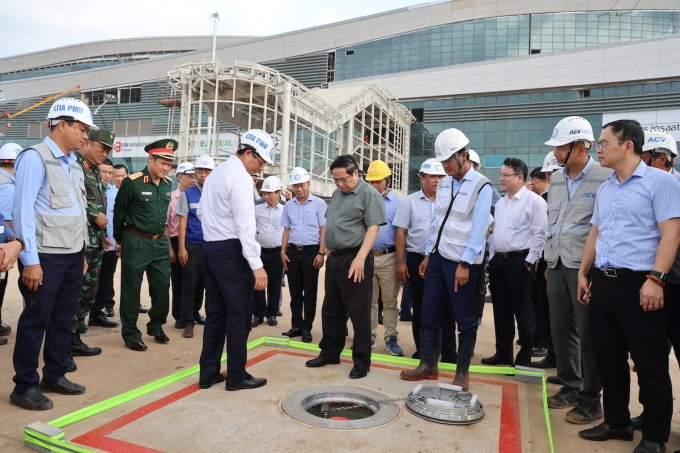 Thủ tướng kiểm tra khu vực cung cấp nhiên liệu sân bay. Ảnh: Phước Tuấn