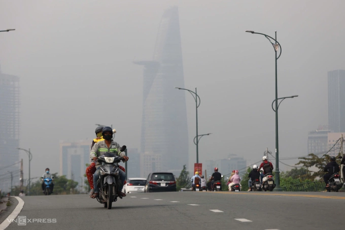 TP HCM mù mịt sương, sáng 17/12. Ảnh: Quỳnh Trần