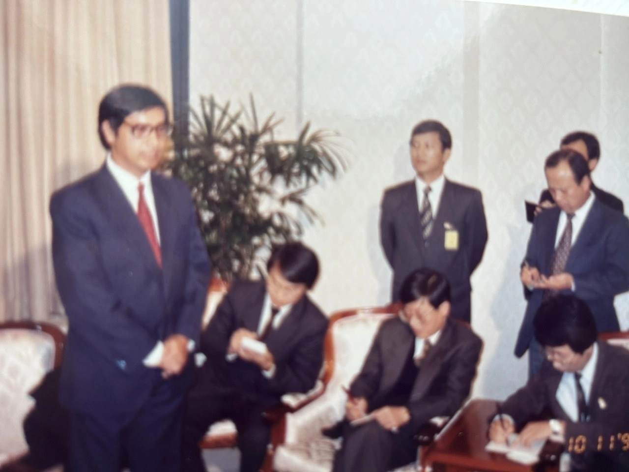 Ông Nguyễn Phú Bình họp báo tại sân bay Gimpo, Hàn Quốc hồi tháng 11/1992. Ảnh: NVCC DSPB-2-1766027367-6647-1766059678.jpg
