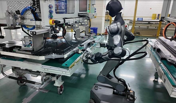 Robot hình người Xiaomo làm việc tại nhà máy của CATL. Ảnh: CATL