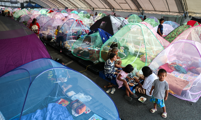Người dân ăn tối tại khu trú ẩn ở tỉnh Buriram, Thái Lan hôm 16/12. Ảnh: Reuters