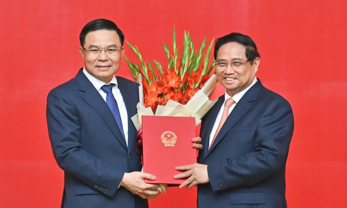 Thủ tướng Phạm Minh Chính trao quyết định điều động cho ông Lê Mạnh Hùng. Ảnh: Nguyễn Nam