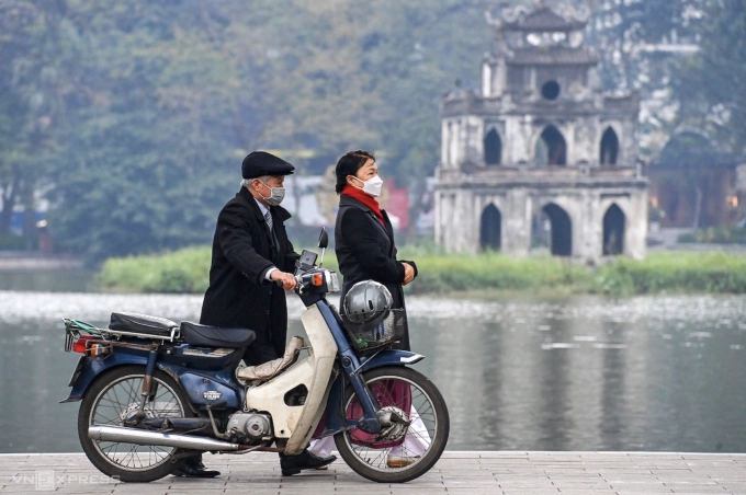 Đề xuất người 60 tuổi nhận trợ cấp hưu trí xã hội 500.000 đồng Người cao tuổi Hà Nội đi dạo bên Hồ Gươm. Ảnh: Giang Huy