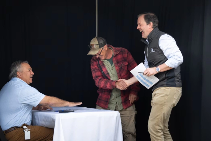 Ông Walker (đội mũ) bắt tay nhân viên sau khi trao thưởng cho họ. Ảnh: WSJ