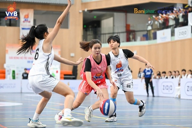 Ly Ha My of Vinschool The Harmony controls the ball in the final against Phan Dinh Phung. a-nh-6-1-1766739308-1927-1766739726.jpg