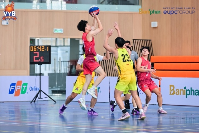 Cau Giay High School executes a layup during the semifinal against Viet Duc. a-nh-6-2-1766739308-9769-1766739726.jpg