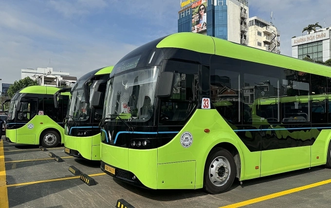 Dàn xe buýt điện mới đưa vào khai thác. Ảnh: Giang Anh