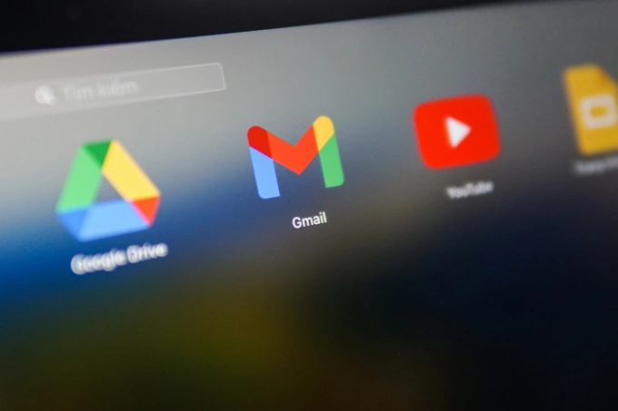 Logo Gmail và một số dịch vụ Google trên một máy tính. Ảnh: Lưu Quý