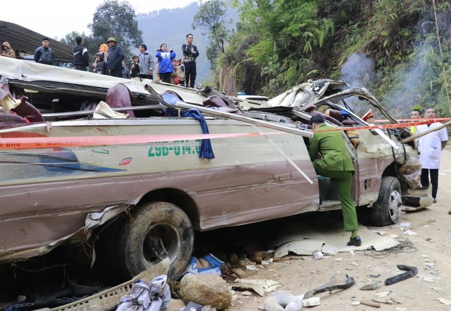 Hiện trường vụ lật xe chở đoàn thiện nguyện tại Lào Cai - Báo VnExpress