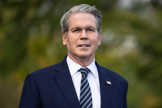 Bộ trưởng Tài chính Mỹ Scott Bessent trả lời báo giới tại Nhà Trắng ngày 22/10. Ảnh: AFP