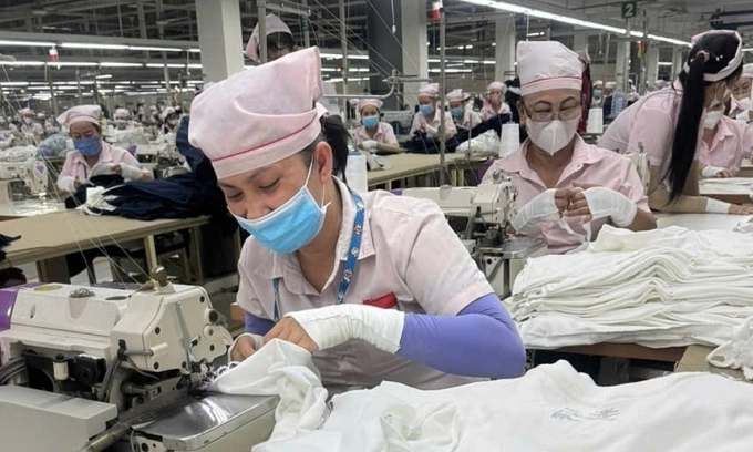 Công nhân lớn tuổi làm việc trong xưởng may Panko, ngày 28/12. Ảnh: An Phương