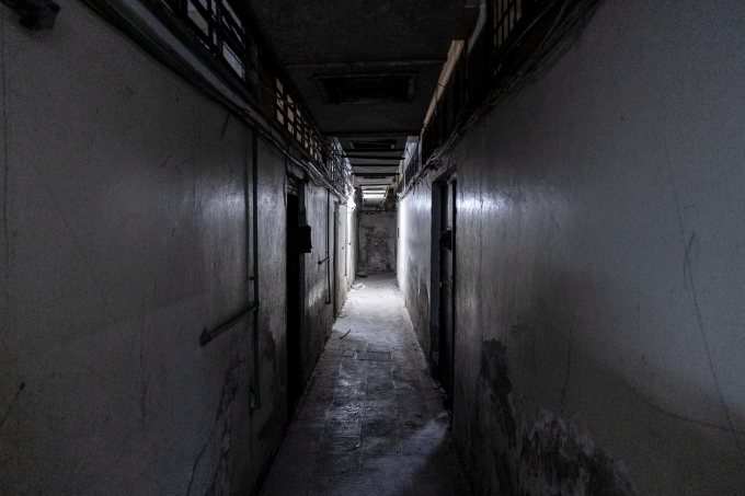 Một hành lang trong nhà tù dưới tầng hầm của Ban 215. Ảnh: WSJ