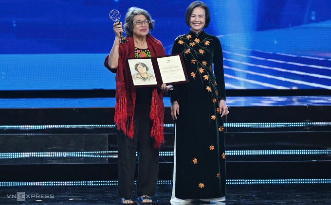 GS Nguyễn Thục Quyên (phải), thành viên Hội đồng giám khảo, trao giải đặc biệt VinFuture cho GS Maria Esperanza Martínez Romero (trái) ngày 5/12/2025. Ảnh: Giang Huy