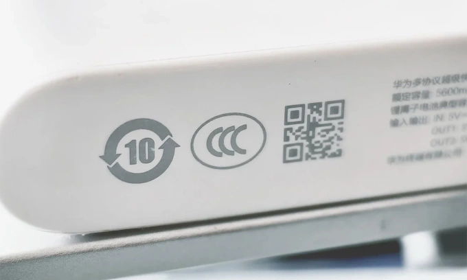 Ký hiệu chuẩn CCC trên một mẫu pin dự phòng. Ảnh: XYZtech