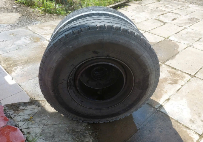 Bánh xe đầu kéo bị văng ra gây tai nạn trưa 31/12/2025. Ảnh: Hưng Lợi