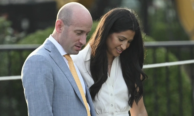 Phó chánh văn phòng Nhà Trắng Stephen Miller và vợ Katie. Ảnh: AFP