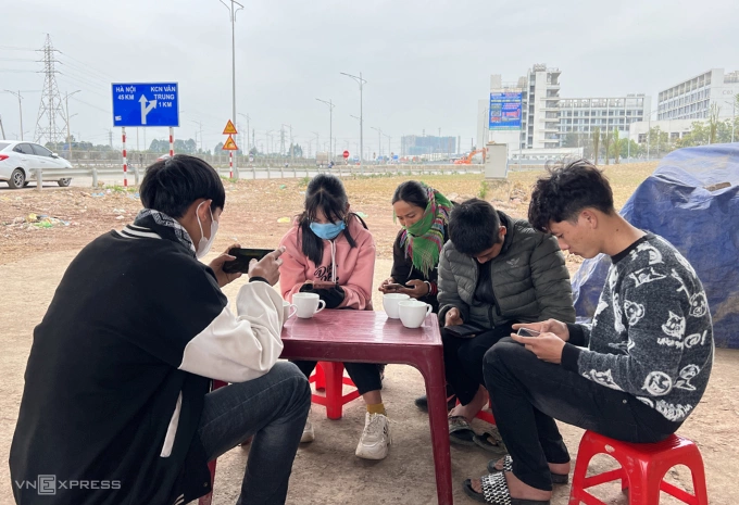 Thanh niên tìm việc làm ở khu công nghiệp thuộc tỉnh Bắc Giang cũ đầu năm 2023. Ảnh: Hồng Chiêu