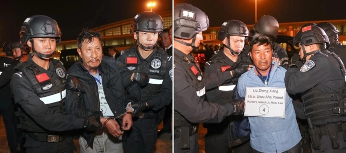 Ngụy Hoài Nhân (ảnh trái) và Lưu Chính Tường được bàn giao cho cảnh sát Trung Quốc tại Sân bay Quốc tế Naypyidaw, Myanmar, hồi tháng 1/2024. Ảnh: Xinhua