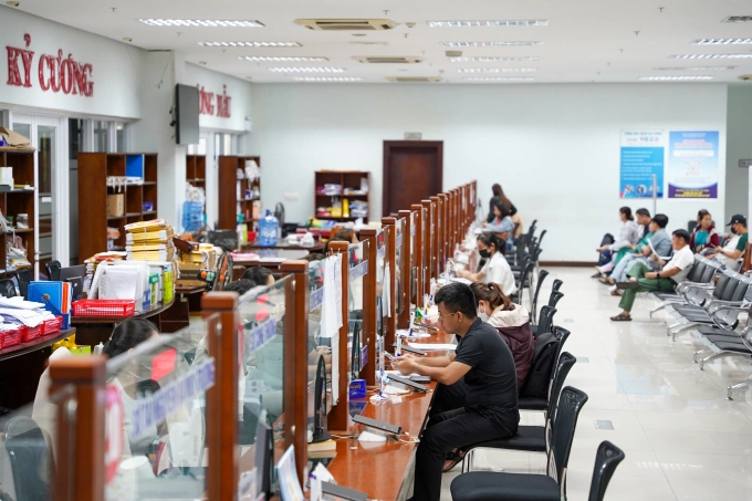 Người dân làm thủ tục tại trung tâm hành chính Đà Nẵng. Ảnh: Nguyễn Đông