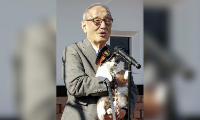 Chủ tịch Công ty Đường sắt Điện Wakayama Mitsunobu Kojima giới thiệu tân trưởng ga mèo Yontama, ngày 7/1. Ảnh: Kyodo