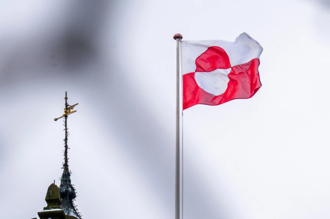 [Cờ Greenland trên nóc lâu đài Tivoli ở Copenhagen, ngày 8/1. Ảnh: AFP