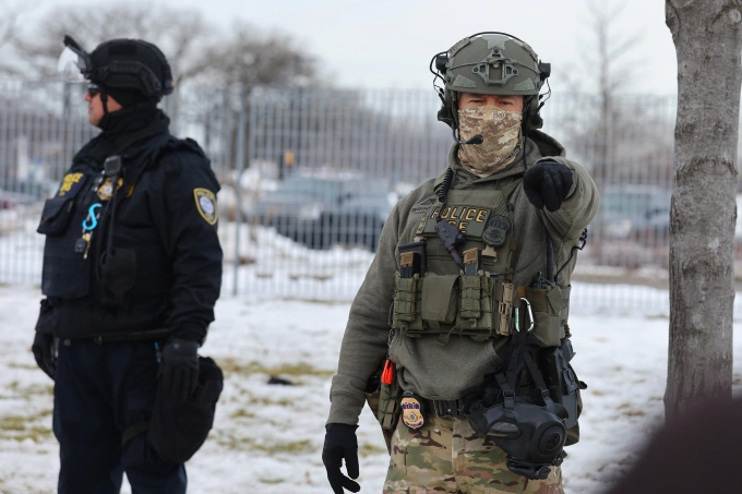 Đặc vụ liên bang và nhân viên thực thi pháp luật tại Minneapolis, bang Minnesota ngày 9/1. Ảnh: AP