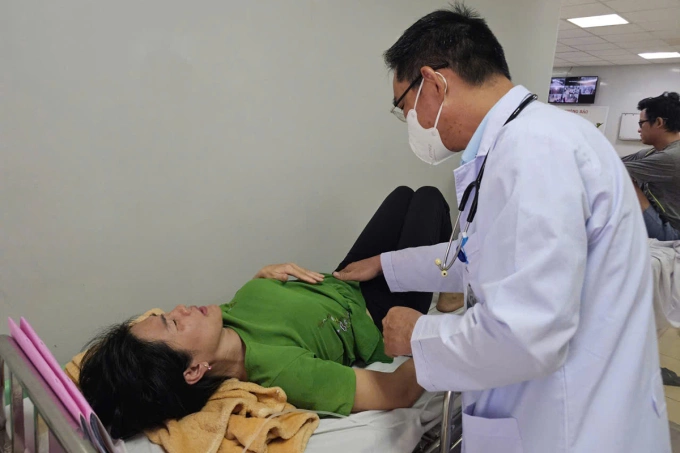 Bệnh nhân điều trị tại Bệnh viện Đa khoa Bà Rịa sau khi ăn bánh mì Ngọc Hà, hôm 22/12. Ảnh: Hoàng Nhi