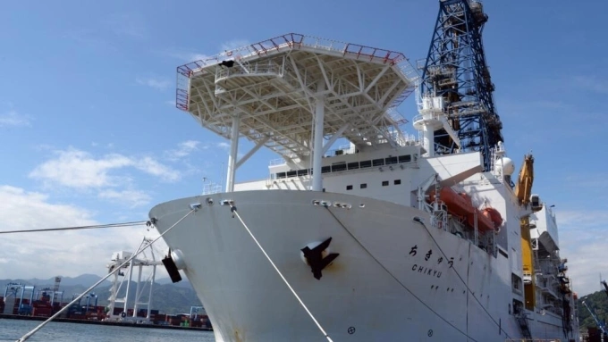 Tàu khoan Chikyu của Nhật Bản neo đậu tại cảng Shimizu, tỉnh Shizuoka, ngày 11/1. Ảnh: AFP