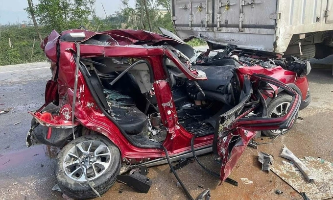 Chiếc xe 5 chỗ sau khi được lôi ra khỏi gầm xe tải. Ảnh: Hùng Lê