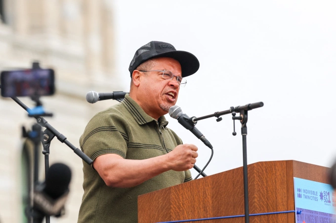 Tổng chưởng lý bang Minnesota Keith Ellison phát biểu trong họp báo ở St. Paul năm 2025. Ảnh: AFP