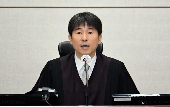 Jee Kui-youn, the presiding judge of the 25th Criminal Division of the Seoul Central District Court, which is overseeing the trial of former President Yoon Suk Yeol on charges of being the ringleader of an insurrection, speaks regarding media access ahead of Yoon’s trial in Seoul, April 21, 2025. Joint Press Corps